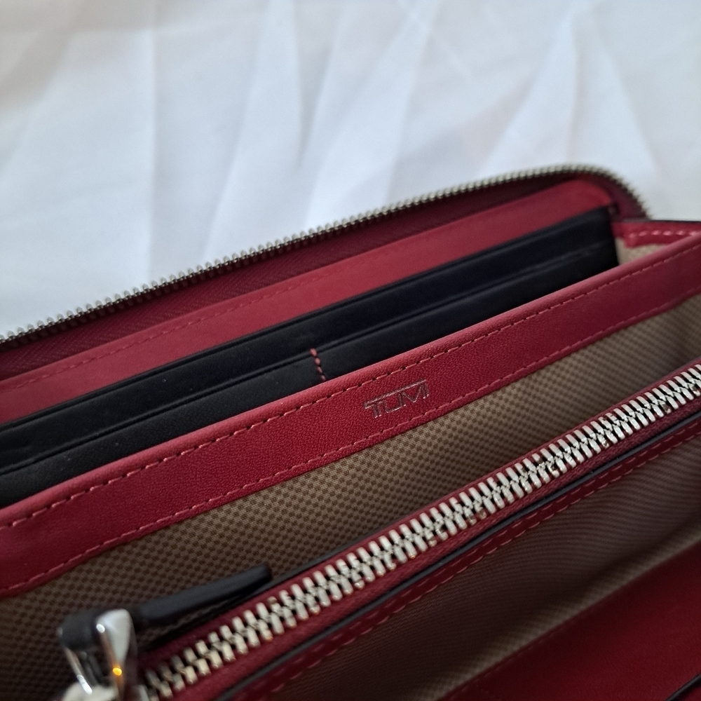Tumi | Red leather ladies Wallet and black trim - Picture 10 of 14